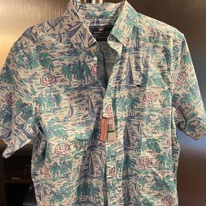 Vineyard Vines Button down Hawaiian style shirt Size Large
